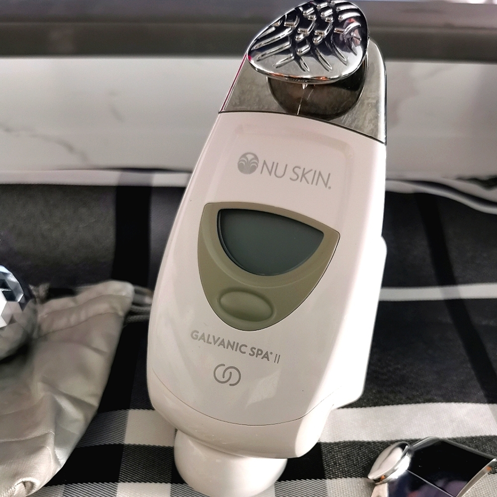 Nuskin Galvanic Facial Spa II (with free gift)